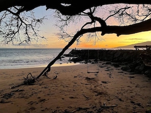 Tæt på stranden, liggestole, badehåndklæder