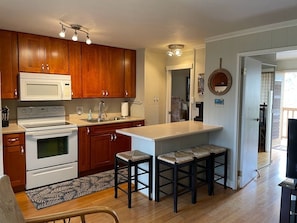 Køleskab, mikrobølgeovn, ovn, kogeplade