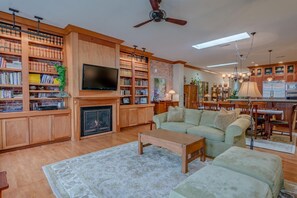 Fernseher, Kamin, DVD-Player, Bücher