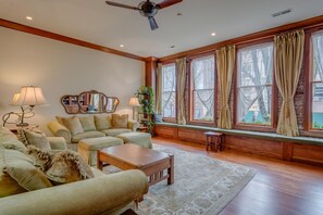 Fernseher, Kamin, DVD-Player, Bücher