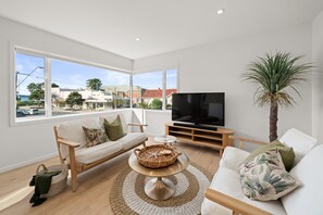 Luxury Apartment | Living area | 60-inch Smart TV with digital channels, TV, Netflix - Stay Mission Bay (Auckland)