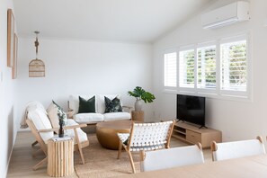 60-inch Smart TV with digital channels, TV, Netflix - Stay Mission Bay (Auckland)