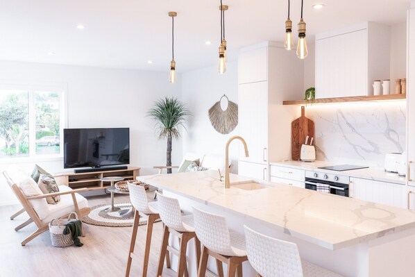 Luxury Apartment | Private kitchen | Microwave, espresso maker, coffee/tea maker, electric kettle - Stay Mission Bay (Auckland)