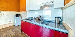 Maison (72 sqm.) | Coin cuisine privé | Grand réfrigérateur, micro-ondes dans l'espace commun, plaque de cuisson