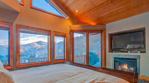 6 bedrooms, desk, iron/ironing board, free WiFi