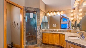 Combined shower/bathtub, hair dryer, towels, soap - Vacation Family Reunion Corporate Events Park City Christmas 4th of July (Park City)