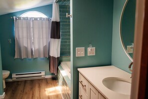 Duschwanne, Haartrockner, Bidet, Handtücher