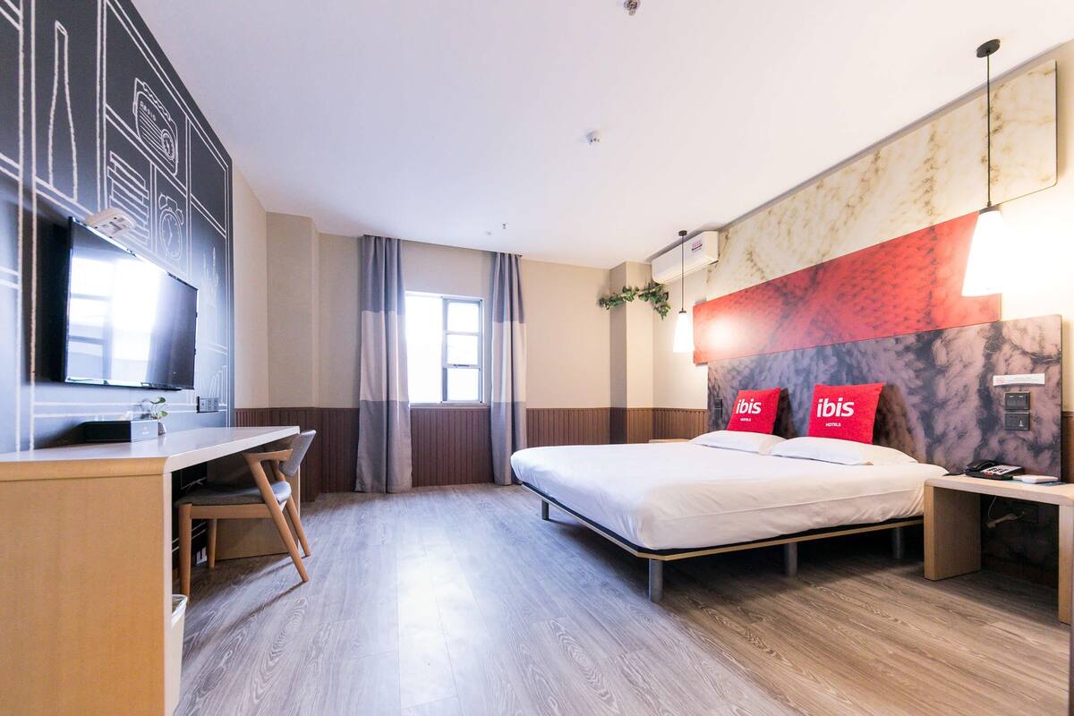 Doppelzimmer | Schreibtisch, laptopgeeigneter Arbeitsplatz, Verdunkelungsvorhänge