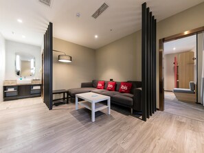 Escriptori, espai de treball apte per a portàtils i cortines opaques 