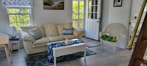 Smart TV, DVD player, books - Adorable Cottage Walk Across Street to First Beach, Winter min stay 9 mos (Middletown)