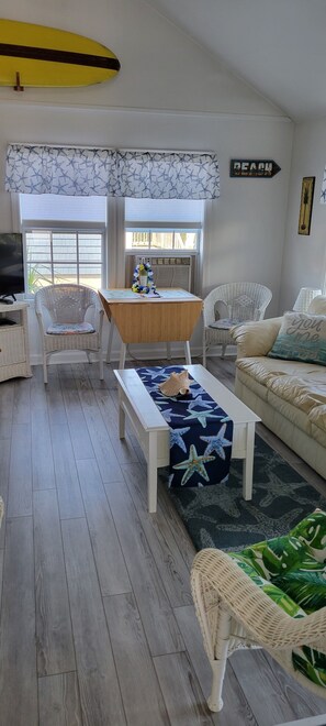 Property grounds - Adorable Cottage Walk Across Street to First Beach, Winter min stay 9 mos (Middletown)