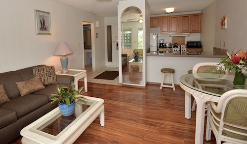 Plantation Hale unit with kitchen, Remodeled, Walk to Beach. Free parking