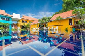 3 outdoor pools, pool loungers