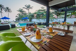 Bao gồm bữa sáng đầy đủ hàng ngày