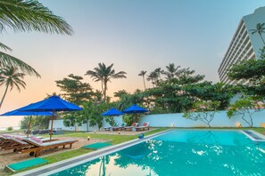 สระว่ายน้ำกลางแจ้ง