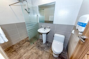 Shower, free toiletries, hair dryer - Chilsimni Hotel (Seogwipo)