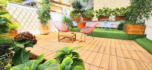 Minibar, escritorio y espacio para trabajar con laptop 