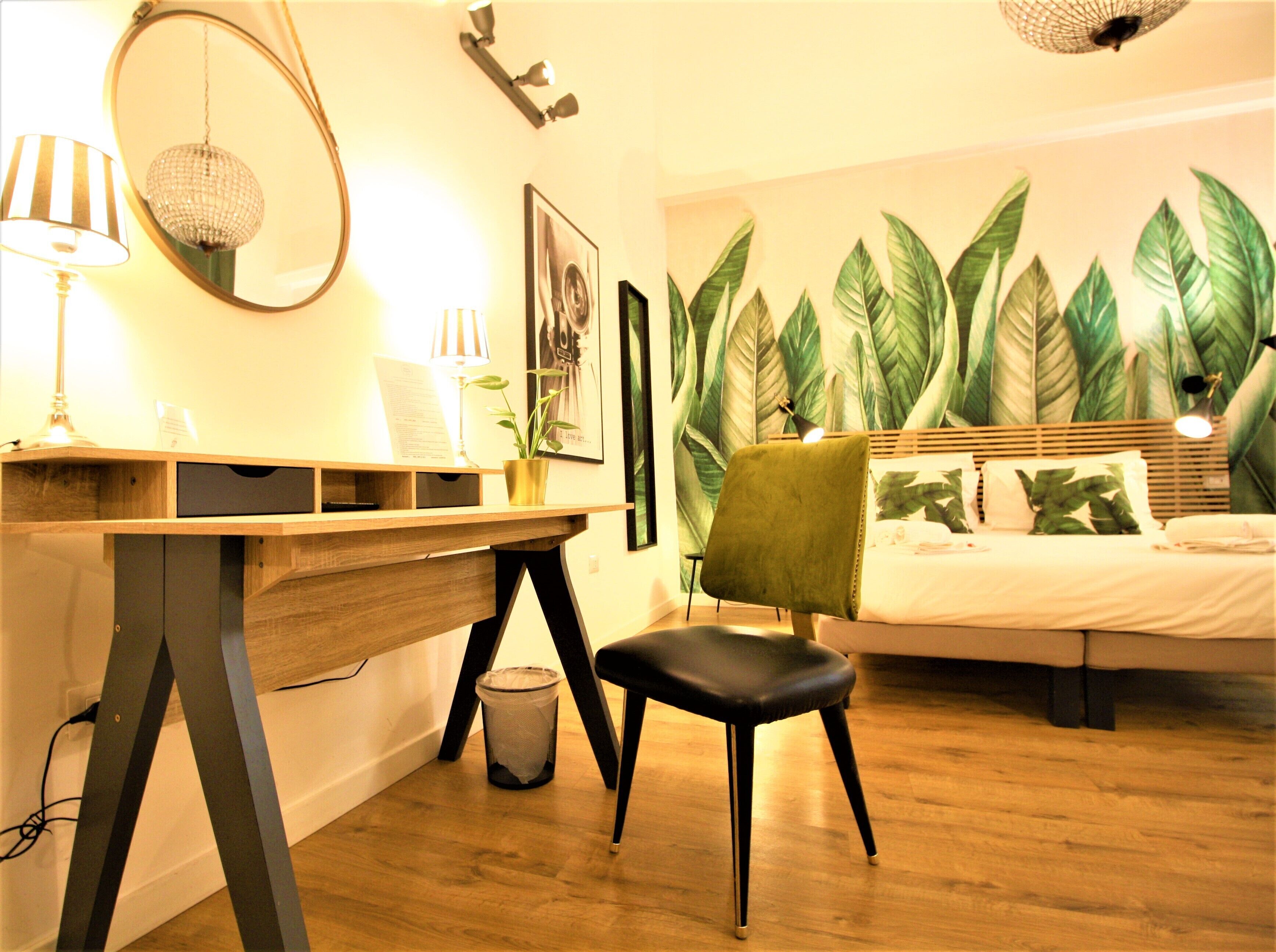 Premium fyrbäddsrum | Minibar, skrivbord, arbetsyta för laptop och mörkläggningsgardiner