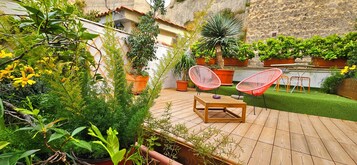 Minibar, desk, laptop workspace, blackout curtains