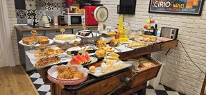 بوفيه فطور مجانًا يوميًا