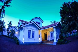 Mặt tiền nơi lưu trú - ban đêm