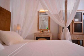 Pillowtop beds, in-room safe, desk, laptop workspace - Handun Villas (Talalla)
