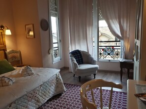 Quarto casal design, banheiro privativo | Edredons de pluma, camas com colchões de espuma com sistema de memória