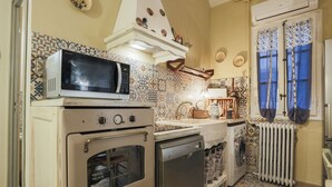 A kitchen with a microwave, oven, and dishwasher. - Live in Chianti (Valencia)
