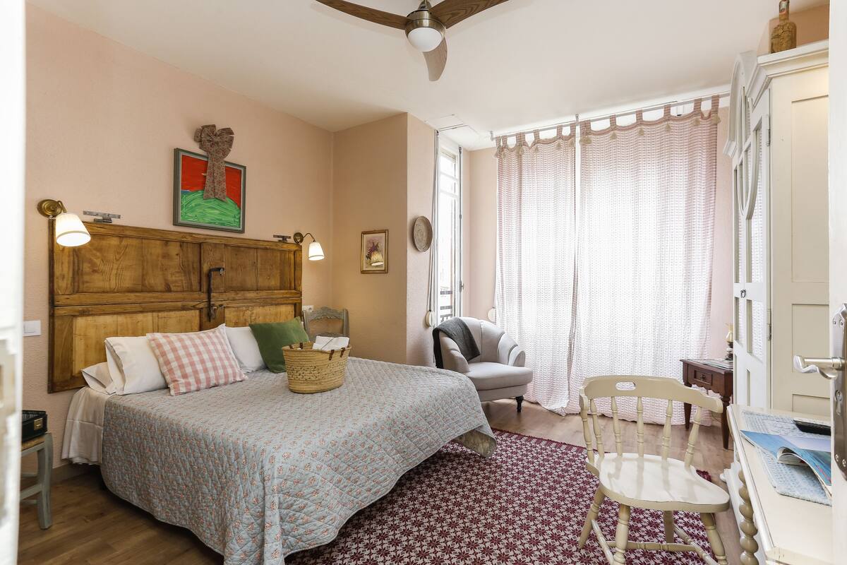Habitación doble de diseñador, baño privado | Edredón, camas con efecto memoria y escritorio 