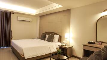 Caja de seguridad en la habitación, escritorio y cortinas blackout