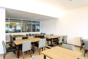 Déjeuner servi sur place, cuisine locale et internationale