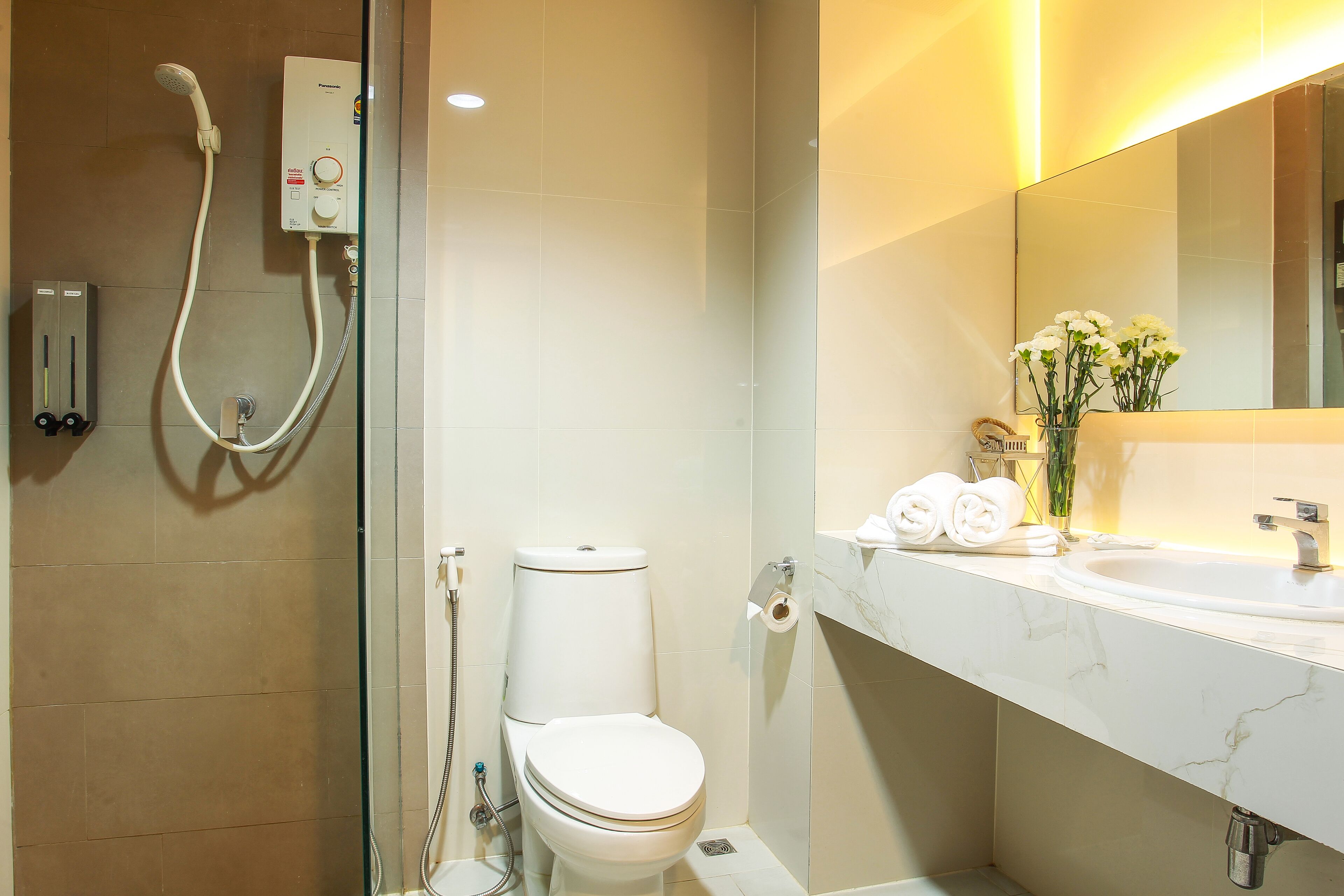 Chuveiro, ducha de hidromassagem, produtos de toalete grátis 