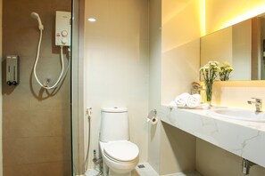Chuveiro, ducha de hidromassagem, produtos de toalete grátis 