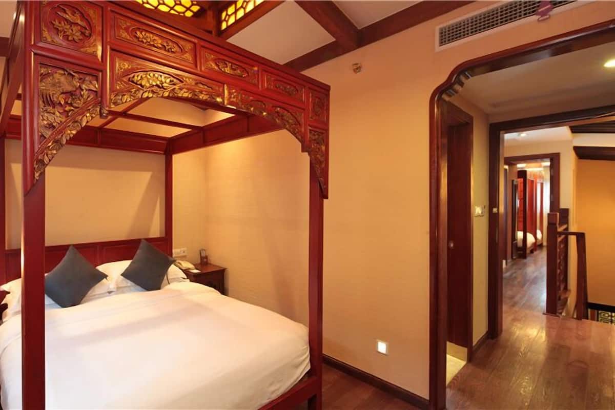 Bàn, màn/rèm cản sáng, nôi/giường cho trẻ sơ sinh
