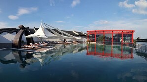 Una piscina techada, una piscina al aire libre de temporada