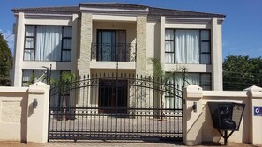 Front of property - First Avenue Guest House (Gaborone)