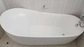 Deep soaking bathtub