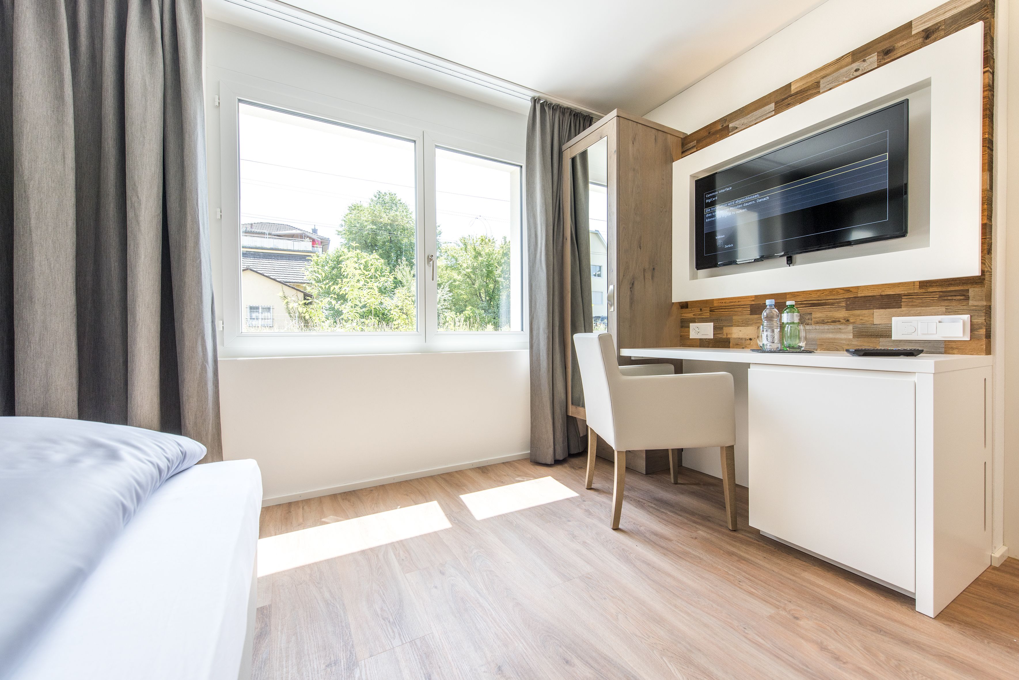 desk, laptop workspace, soundproofing, free wifi