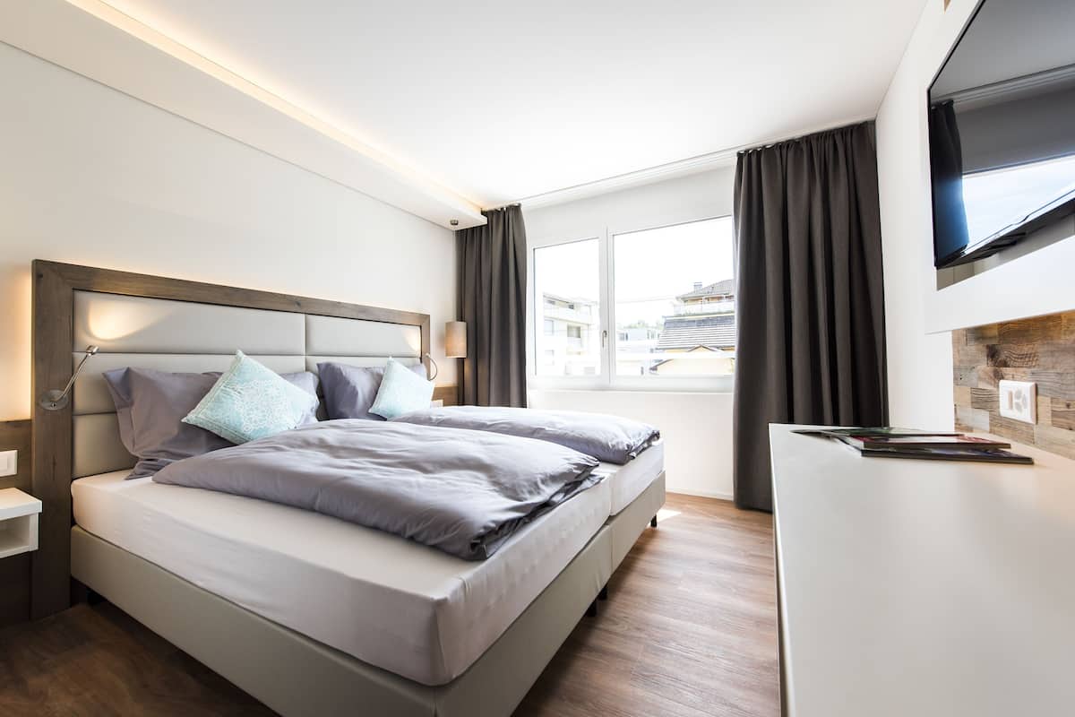 desk, laptop workspace, soundproofing, free wifi