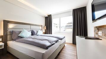 مكتب ومساحة عمل للكمبيوتر المحمول وتجهيزات عازلة للصوت وواي فاي مجانًا