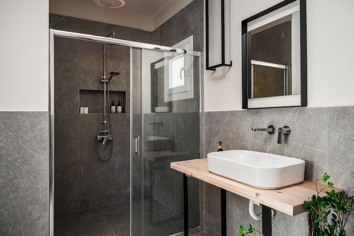 superior room, 2 bedrooms, mountain view, annex building | bathroom | shower, free toiletries, hair dryer, towels