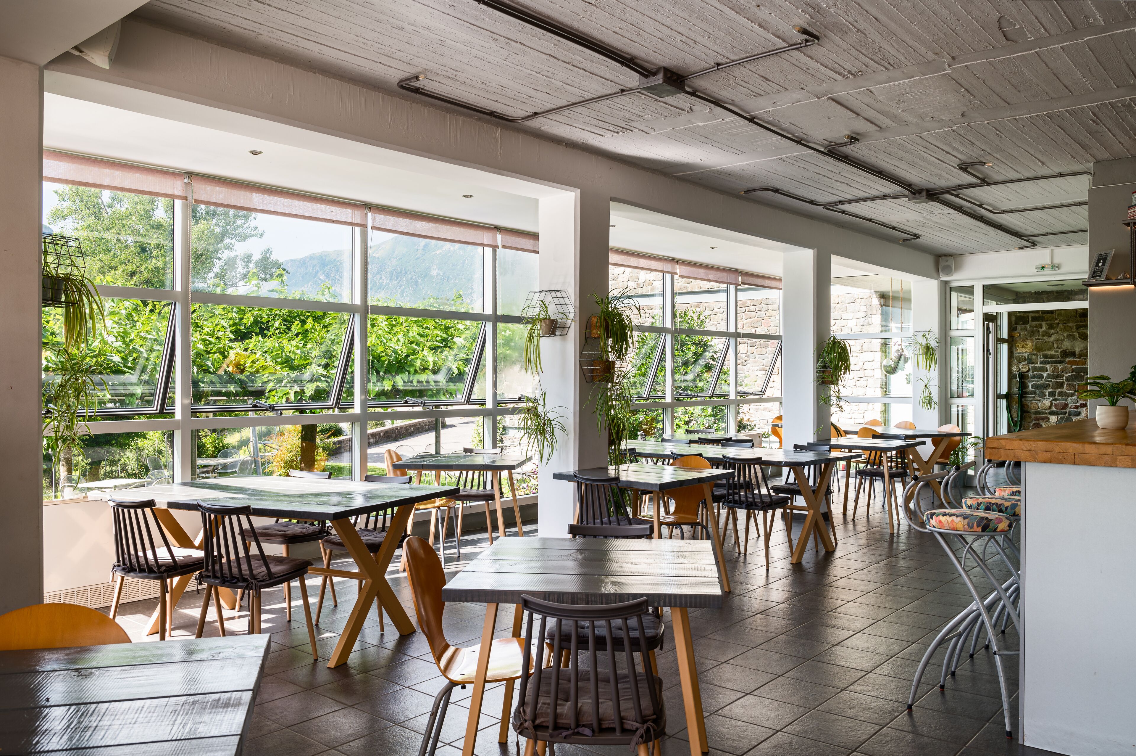 حيث تُقدم وجبات الإفطار، الغداء، العشاء، الأطباق اليونانية