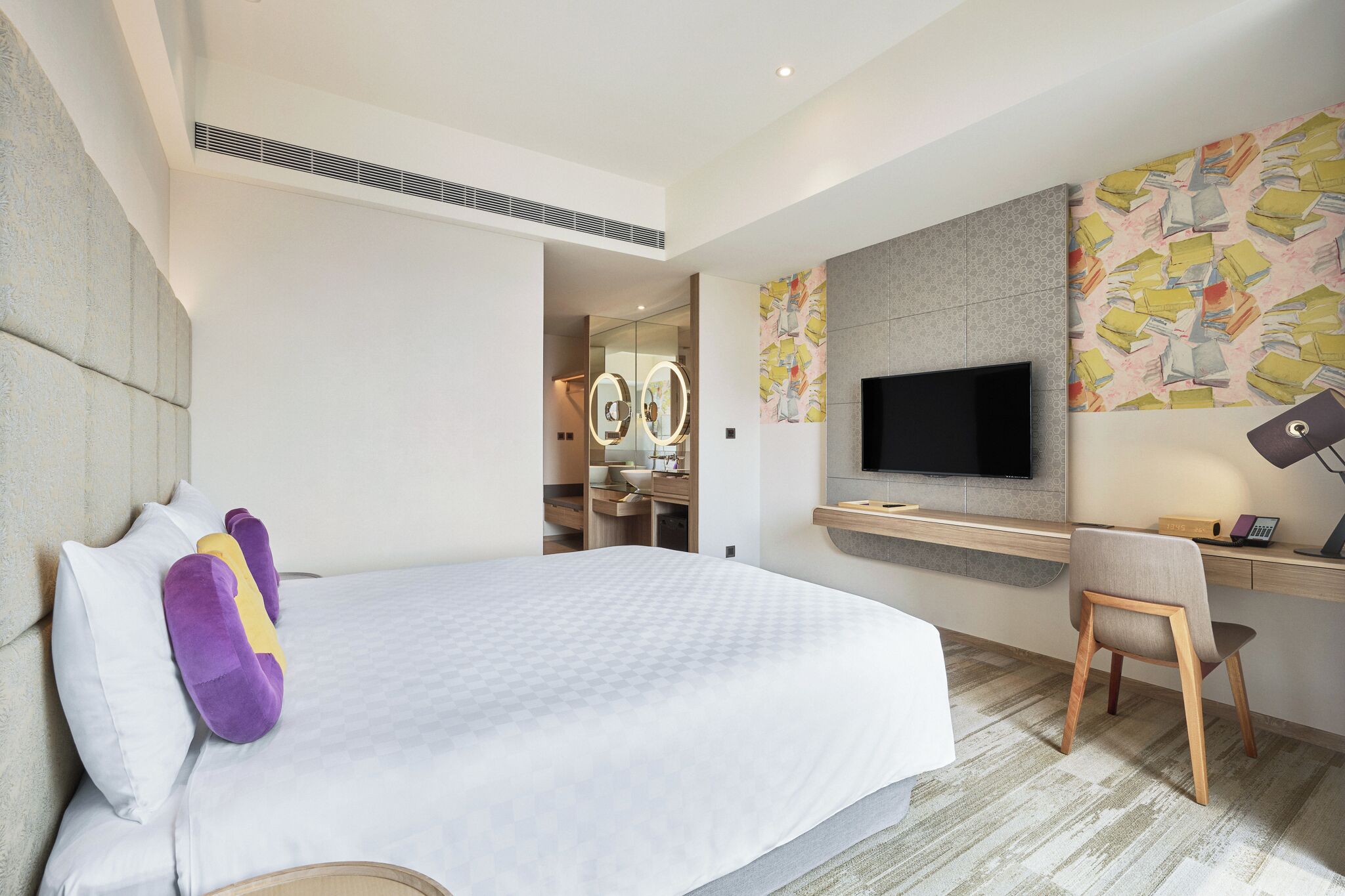 Phòng đôi Deluxe (Discovery) | Chăn bông, két bảo mật tại phòng, trang trí khác biệt, bàn 