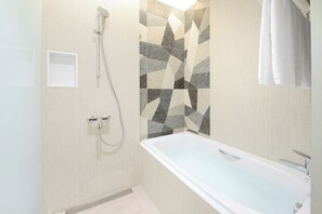 Soffione a pioggia, asciugacapelli, bidet, asciugamani