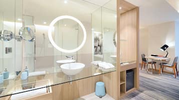 Douche à « effet pluie », sèche-cheveux, bidet, serviettes fournies