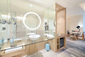 Cabezal de ducha tipo lluvia, secador de pelo, bidet, toallas