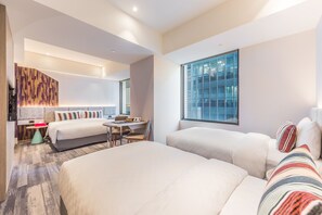 Habitación cuádruple clásica | Edredón, caja de seguridad en la habitación y decoración personalizada