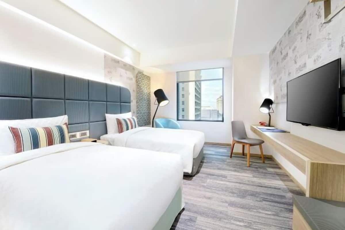 Edredón, caja de seguridad en la habitación y decoración personalizada