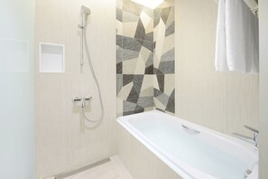 Rainfall showerhead, hair dryer, bidet, towels - Hotel Cham Cham - Taipei (New Taipei City)