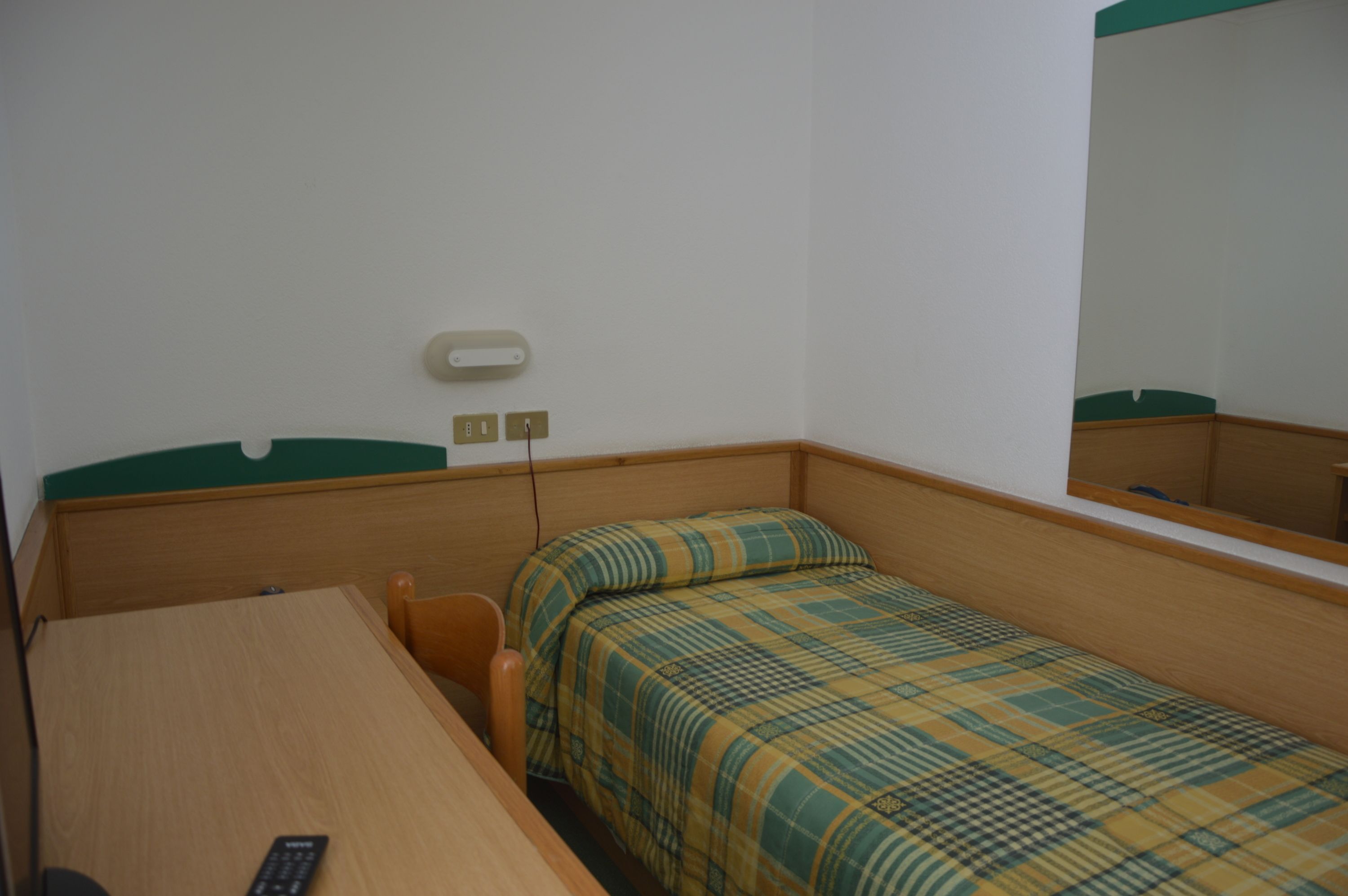 single room | 1 bedroom, in-room safe, desk, free wifi